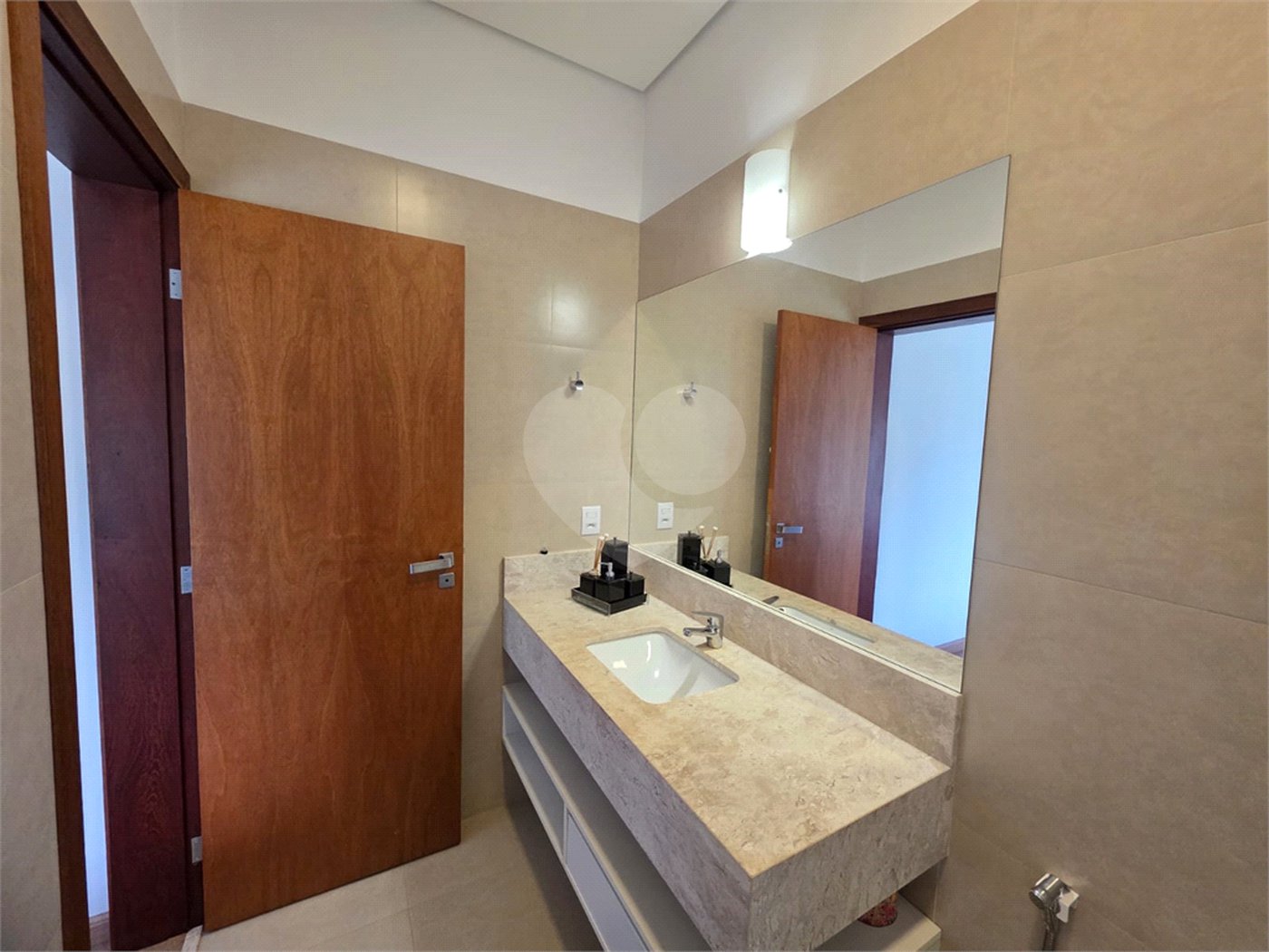 Casa à venda com 4 suítes no condomínio Residencial Jardim Primavera, Louveira - SP