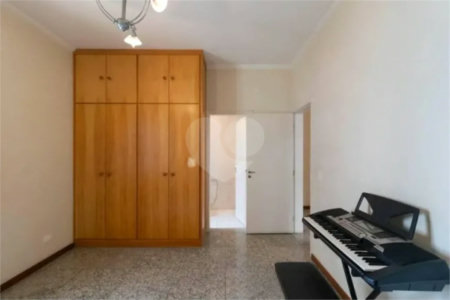 Casa com 3 dormitórios sendo 3 suítes com 03 vagas de garagem.