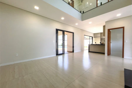 Indaiatuba - Condomínio Milano - Sobrado - 350 m² de terreno - 240 m² de área construída - 4 vagas de garagem, sendo 2 cobertas - Salas de estar e jantar integradas - 3 suítes com closet e varanda no pavimento superior - Escritório no térreo - Espaço gourmet com churrasqueira - Banheiro externo