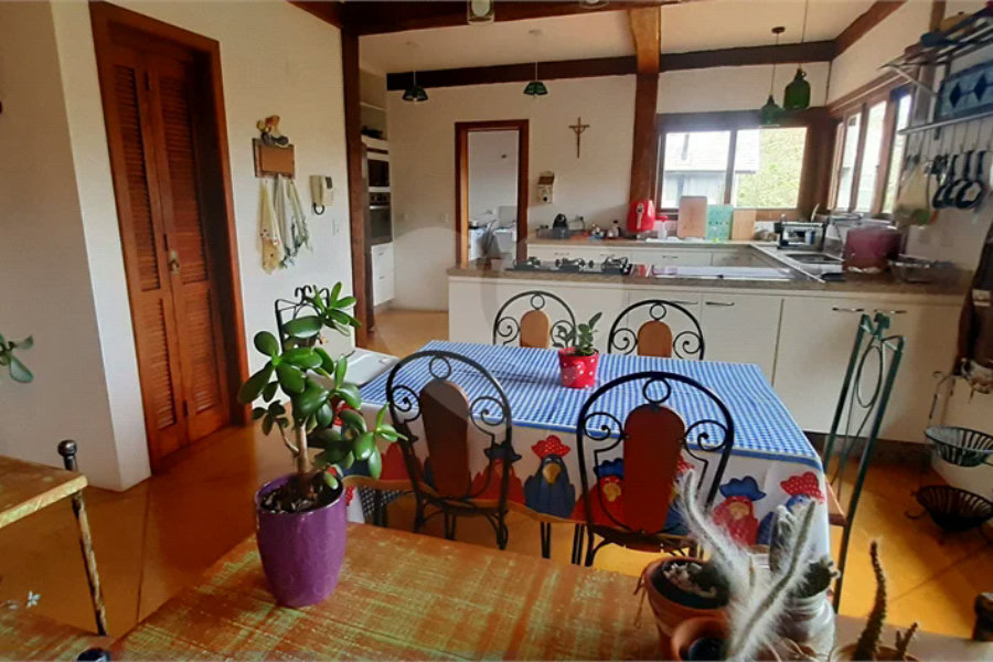Casa à venda com 5 quartos, sendo 4 suítes, no condomínio Alpes da Cantareira, Mairiporã - SP