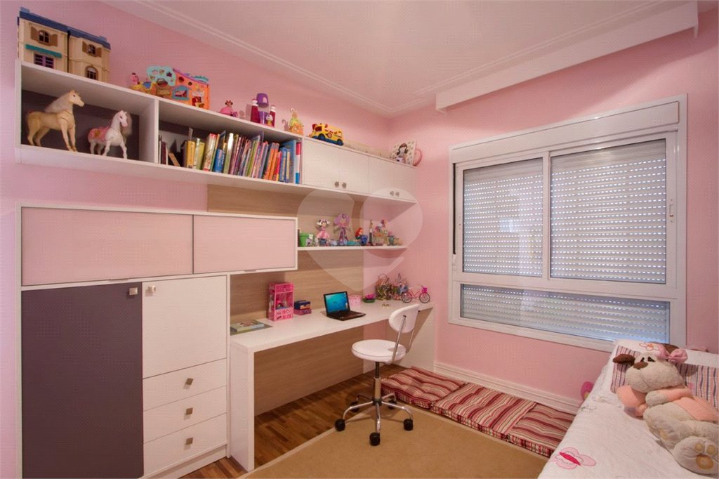 Apartamento à venda no Campo Belo de 385 metros quadrados 04 suítes 05 vagas.