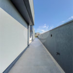 Indaiatuba - Quintas da Terracota - 1252 m² de terreno - casa térrea com 514 m² de área construída -3 vagas de garagem cobertas e 3 descobertas Lavabo - Sala de estar e jantar amplas e integradas - Escritório privativo - Cozinha toda equipada com geladeira, forno, micro-ondas, lava-louças,