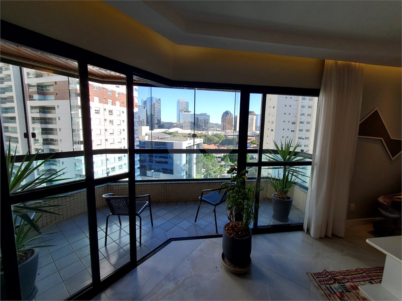 Apartamento à venda com 3 quartos, sendo 1 suíte,  em Santo Amaro, São Paulo, SP
