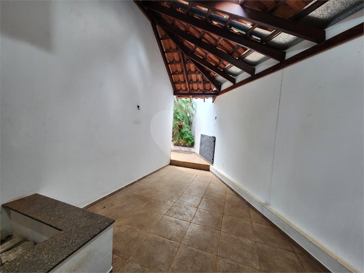 Casa Antiga, Charmosa e Muito Bem Localizada no Condomínio Faber Castell I á venda