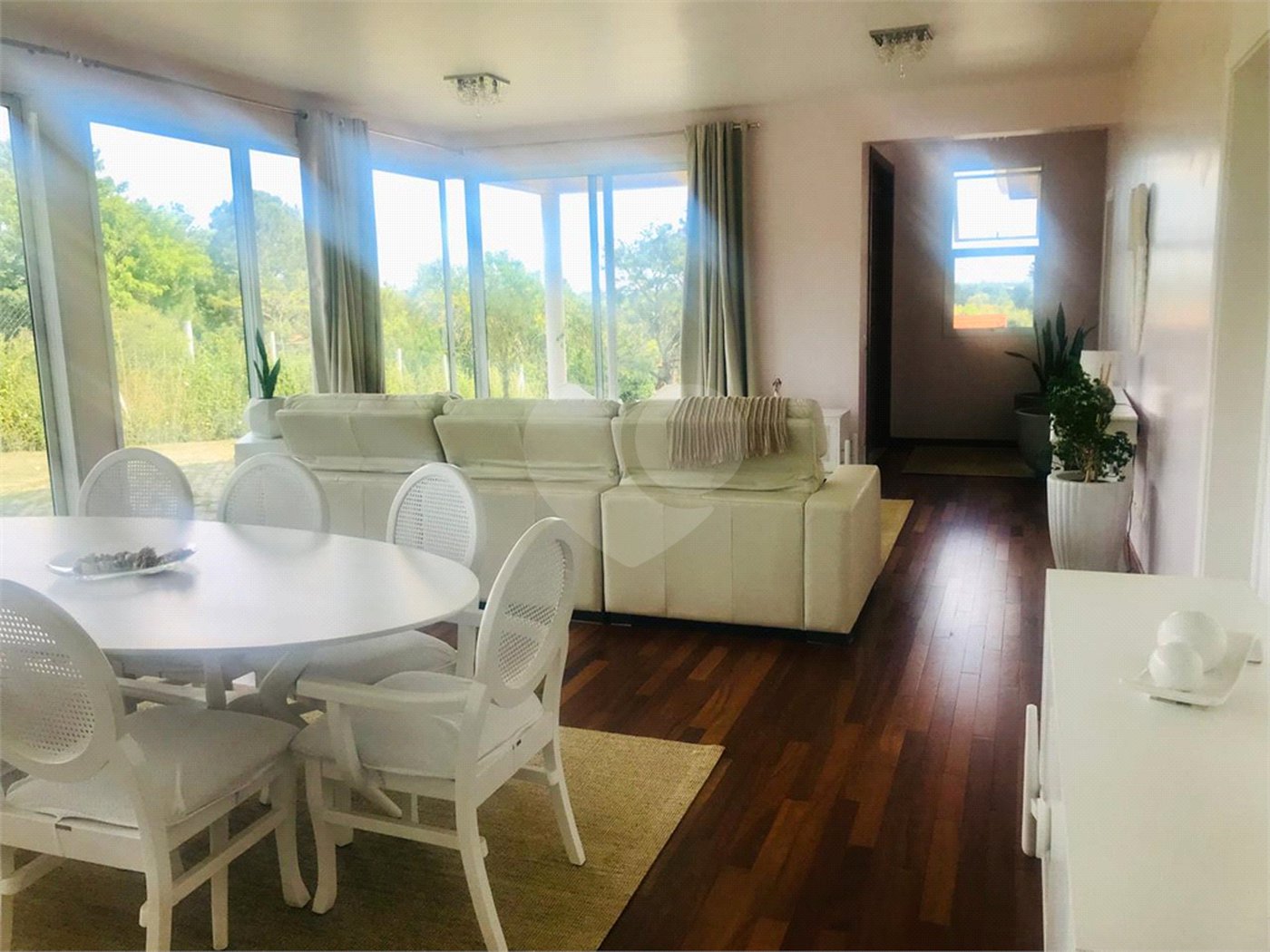 Casa à venda com 3 quartos, sendo 1 suíte, no condomínio Residencial Patrimônio do Carmo, São Roque - SP