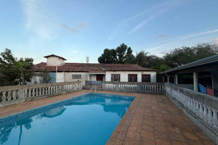 Casa Térrea à venda com 9 quartos, sendo 2 suítes, no condomínio Seranila, Monte Mor - SP