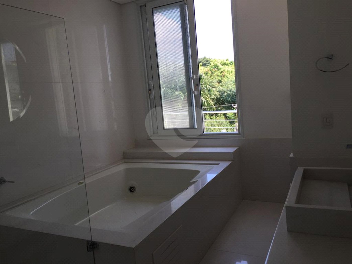 Sobrado à venda ou para alugar com 7 quartos, sendo 4 suítes,  em Cidade Jardim, São Paulo, SP