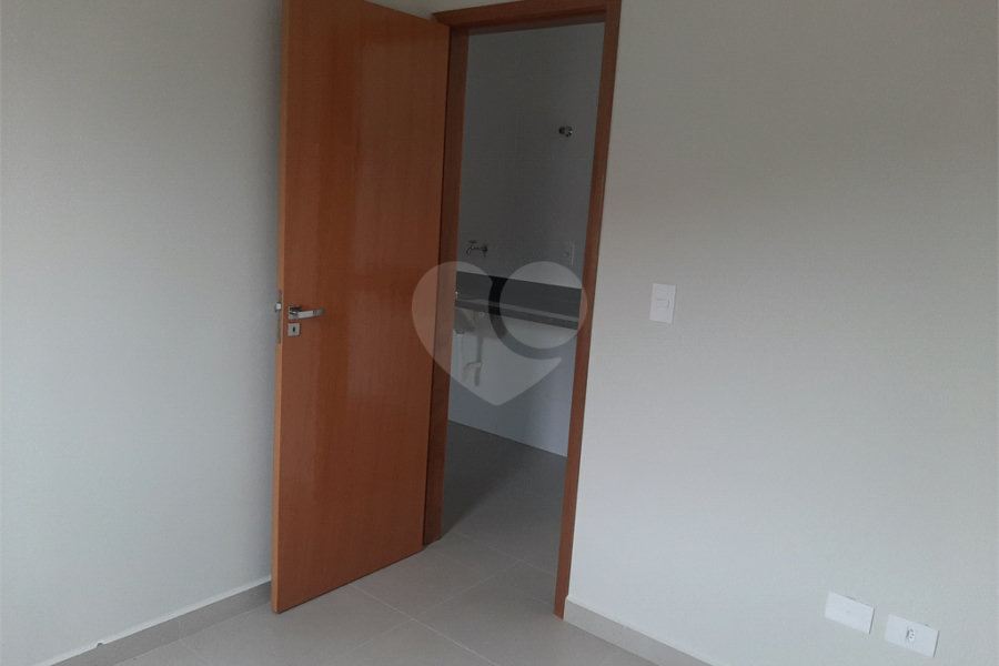 Apartamento VENDER com 44m2, com 2 quartos, banheiro, sala integrada à cozinha e 1 vaga de garagem