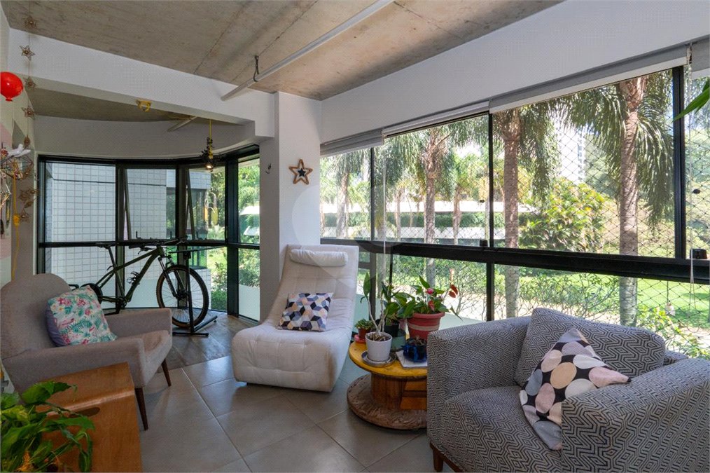 Apartamento à venda com 3 quartos, sendo 1 suíte, em Jardim Morumbi, São Paulo, SP