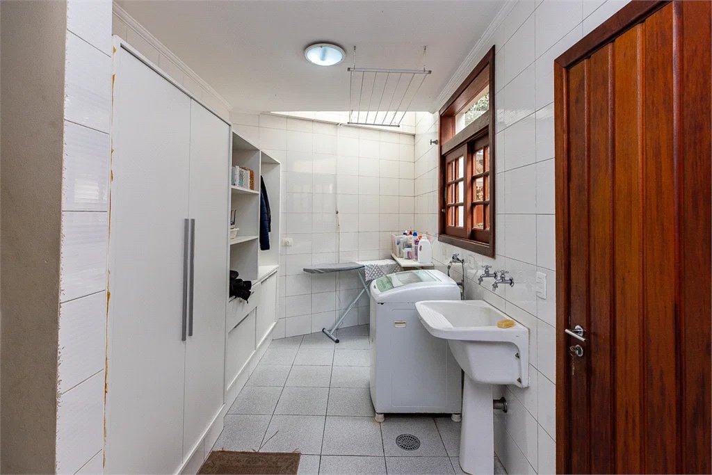 Casa à venda com 5 quartos, sendo 3 suítes, no condomínio Residencial Morumbi, São Paulo - SP