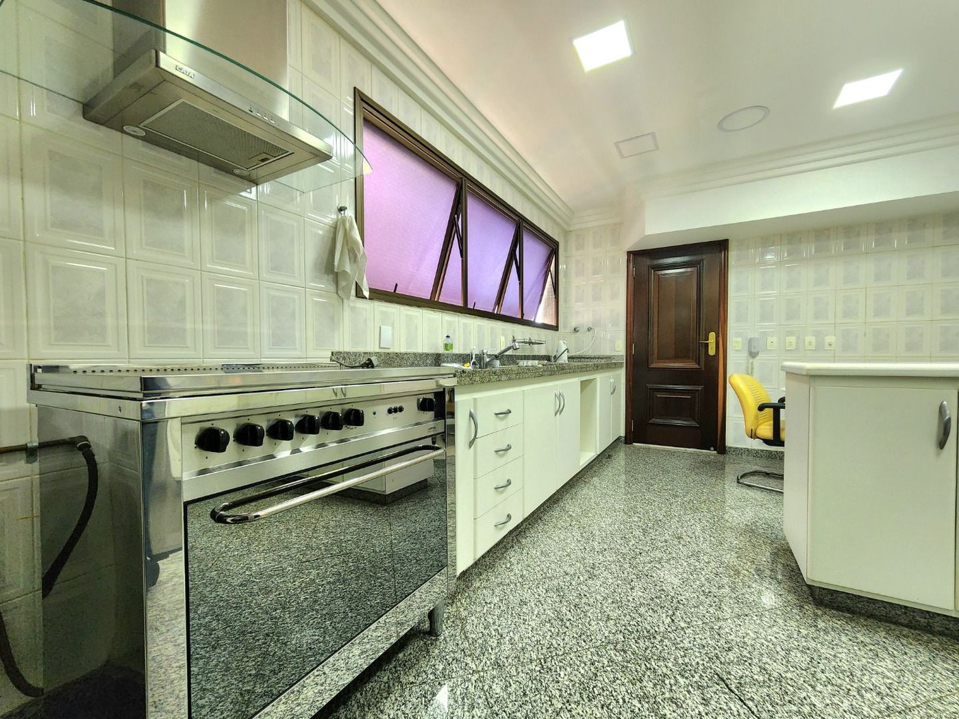 Apartamento Alto Padrão Frente Mar com 4 Dormitórios, 3 Suítes e 3 Vagas na Orla de Santos