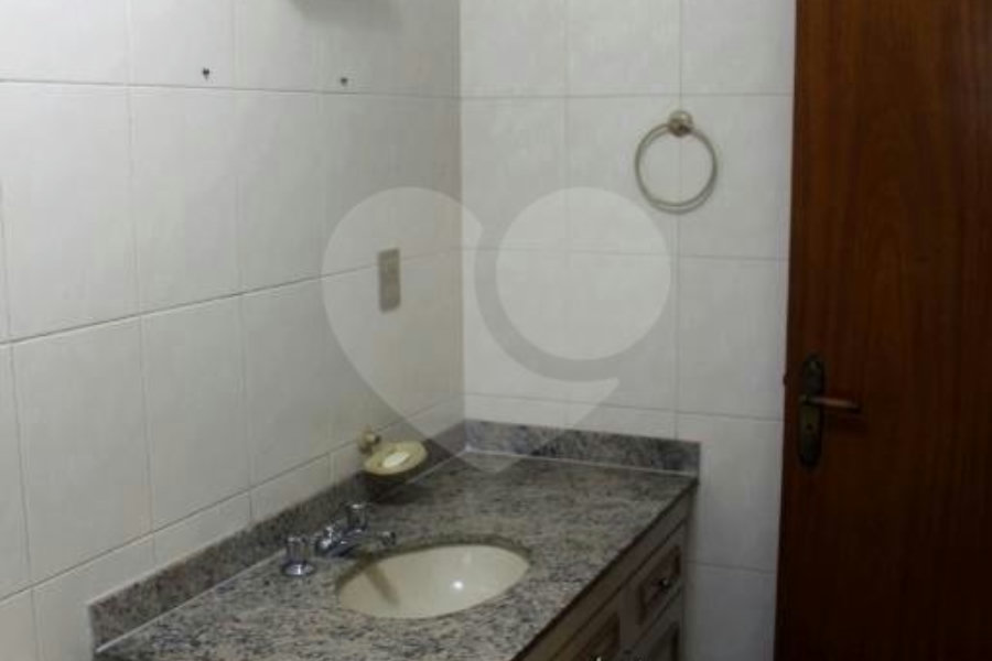 Água Fria. 3 suítes. Armários planejados. Permuta. Copa e cozinha. Dependência de empregada