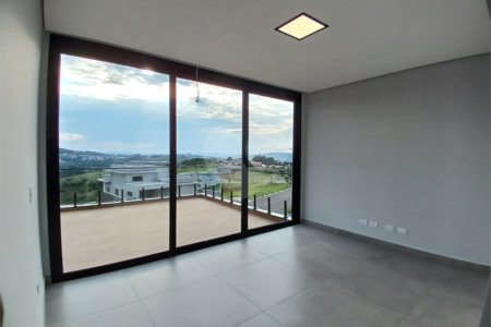Sobrado em condomínio na cidade de Atibaia com vista espetacular, privacidade e conforto, avalia permuta, aceita financiamento