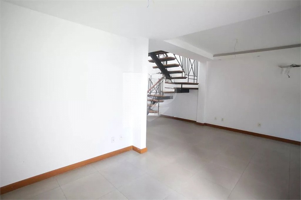 Casa à venda com 4 quartos, sendo 3 suítes, no condomínio Lícia de Alvarenga, Rio de Janeiro - RJ