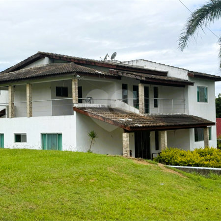 Casa à venda com 4 quartos, sendo 3 suítes, no condomínio Village da Serra, Araçoiaba da Serra - SP