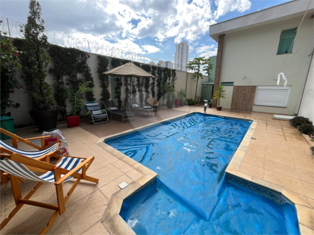 Sobrado à venda com 4 quartos, sendo 3 suítes,  em Saúde, São Paulo, SP