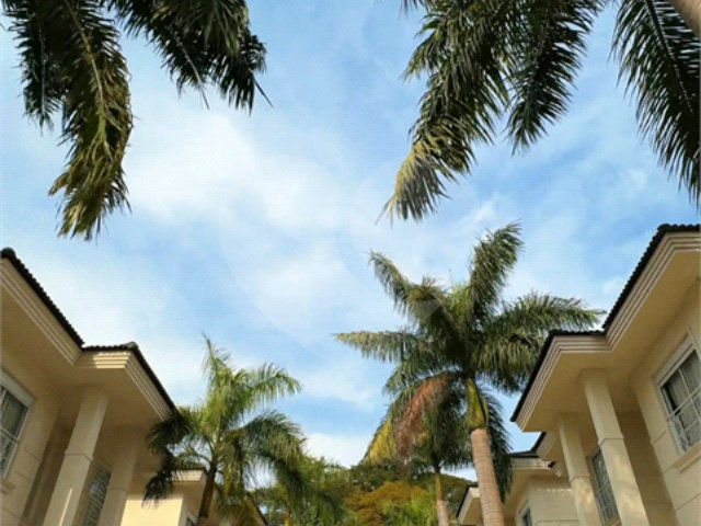 Casa à venda com 4 suítes no condomínio Villaggio Houda, São Paulo - SP