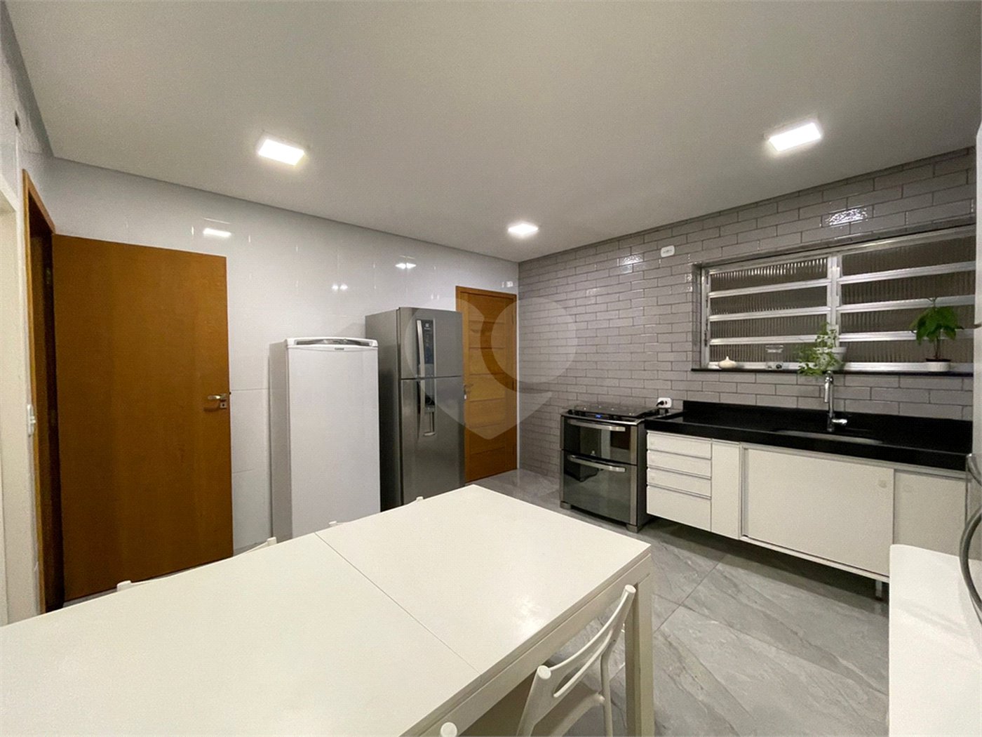 Sobrado à venda com 5 quartos, sendo 1 suíte, em Alto da Boa Vista, São Paulo, SP