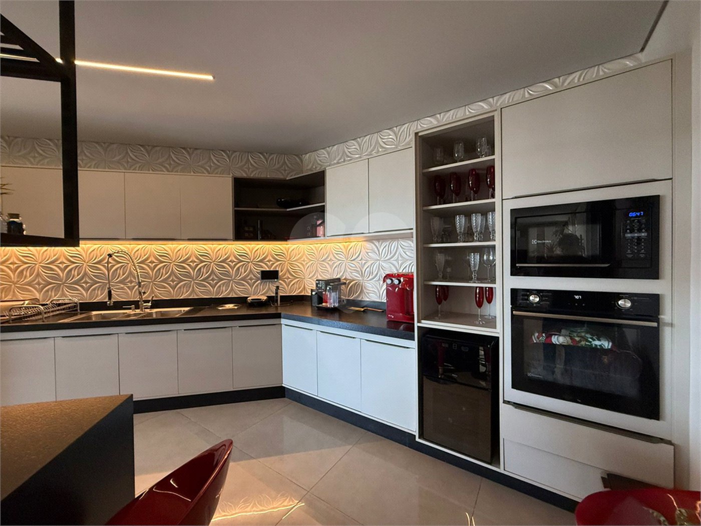 Casa à venda com 5 quartos, sendo 4 suítes,  em Village do Lago, Três Lagoas, MS