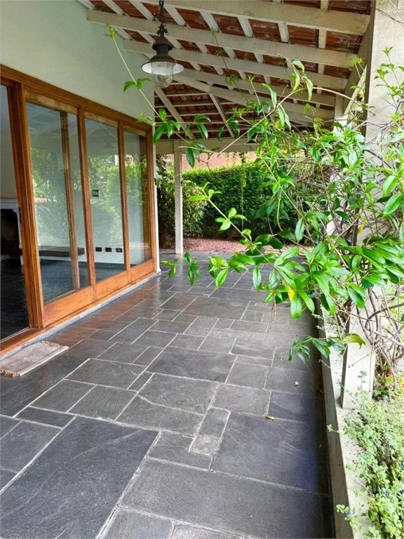 Sobrado à venda com 5 quartos, sendo 3 suítes, em Jardim Leonor, São Paulo, SP