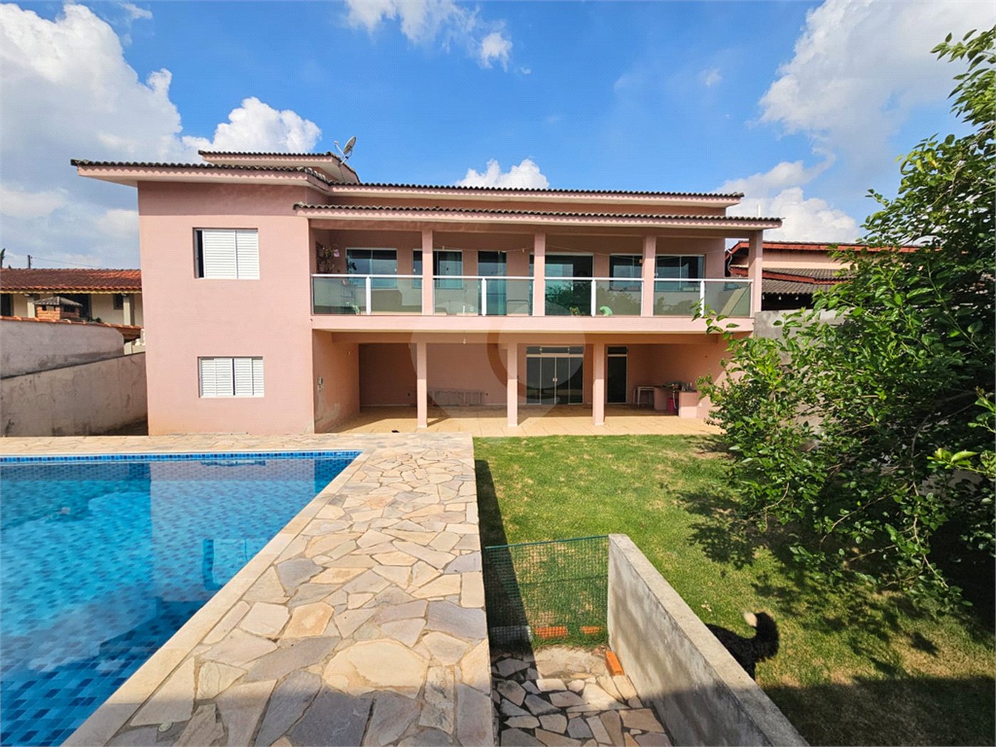 Casa à venda com 4 quartos, sendo 1 suíte,  no condomínio Jardim Shangri-lá, Atibaia - SP