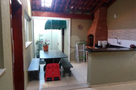 Sobrado com 2 dormitórios.