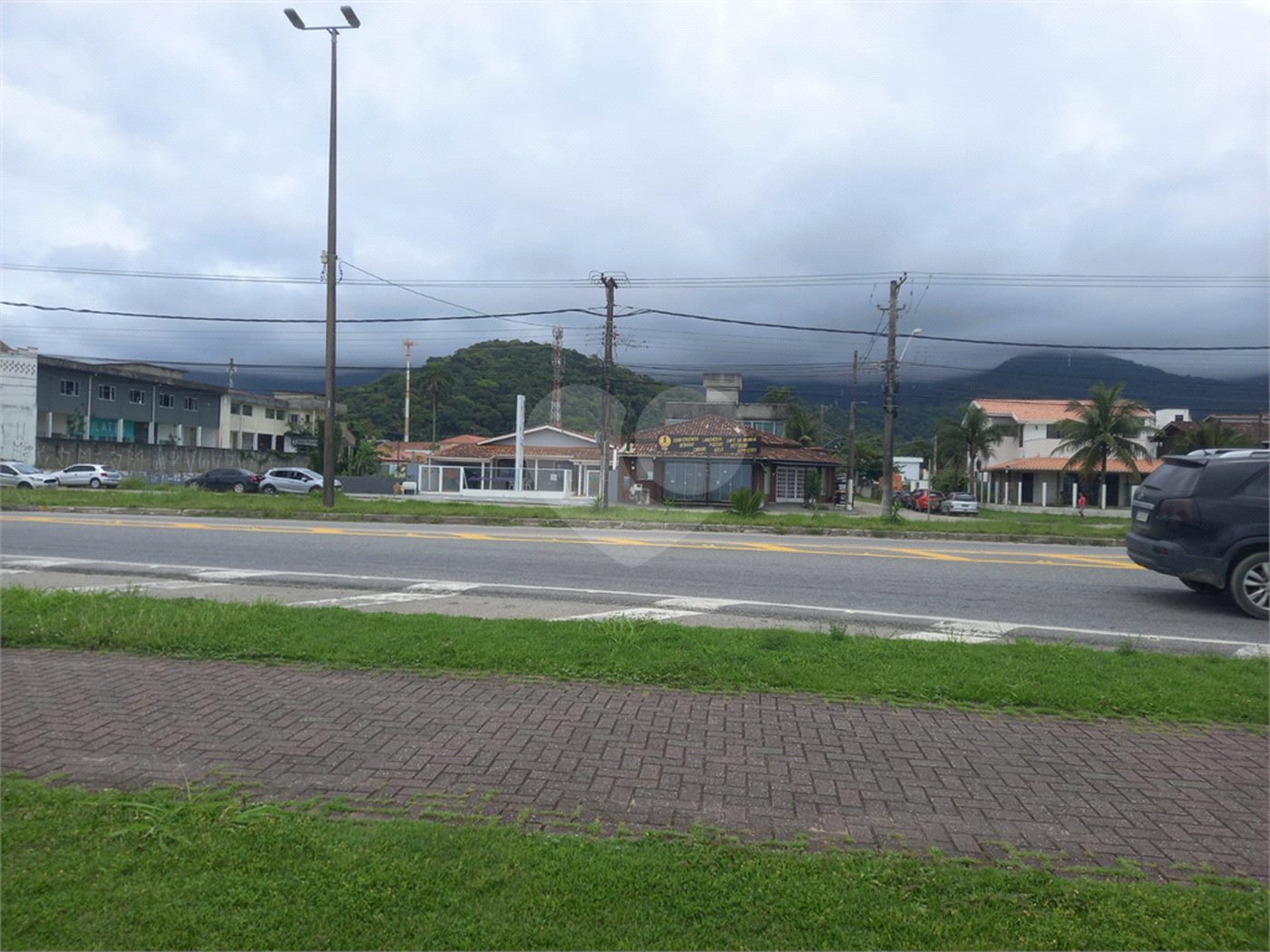 Sobrado à venda com 2 quartos, sendo 1 suíte, em Estância Balneária Hawai, Caraguatatuba, SP
