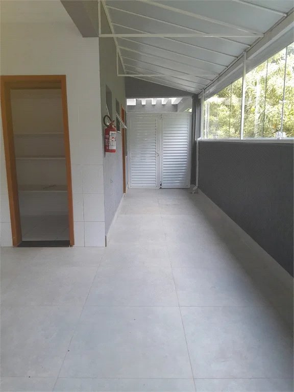Casa à venda ou para alugar com 4 suítes em Chácaras São Carlos, Cotia, SP
