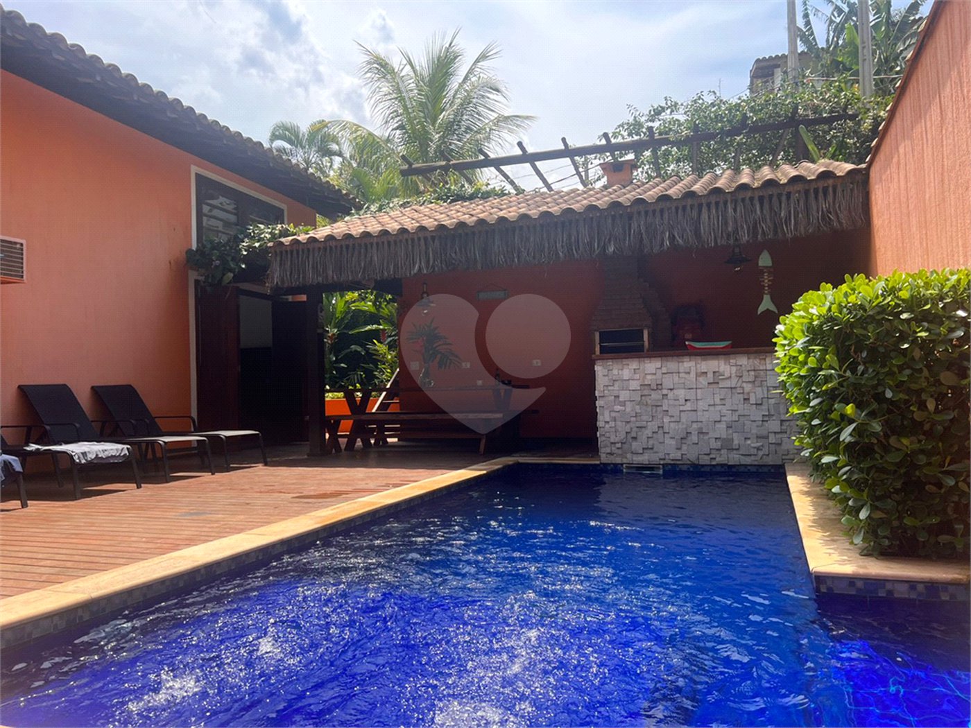 Casa à venda com 4 quartos, sendo 2 suítes,  em Barra Velha, Ilhabela, SP