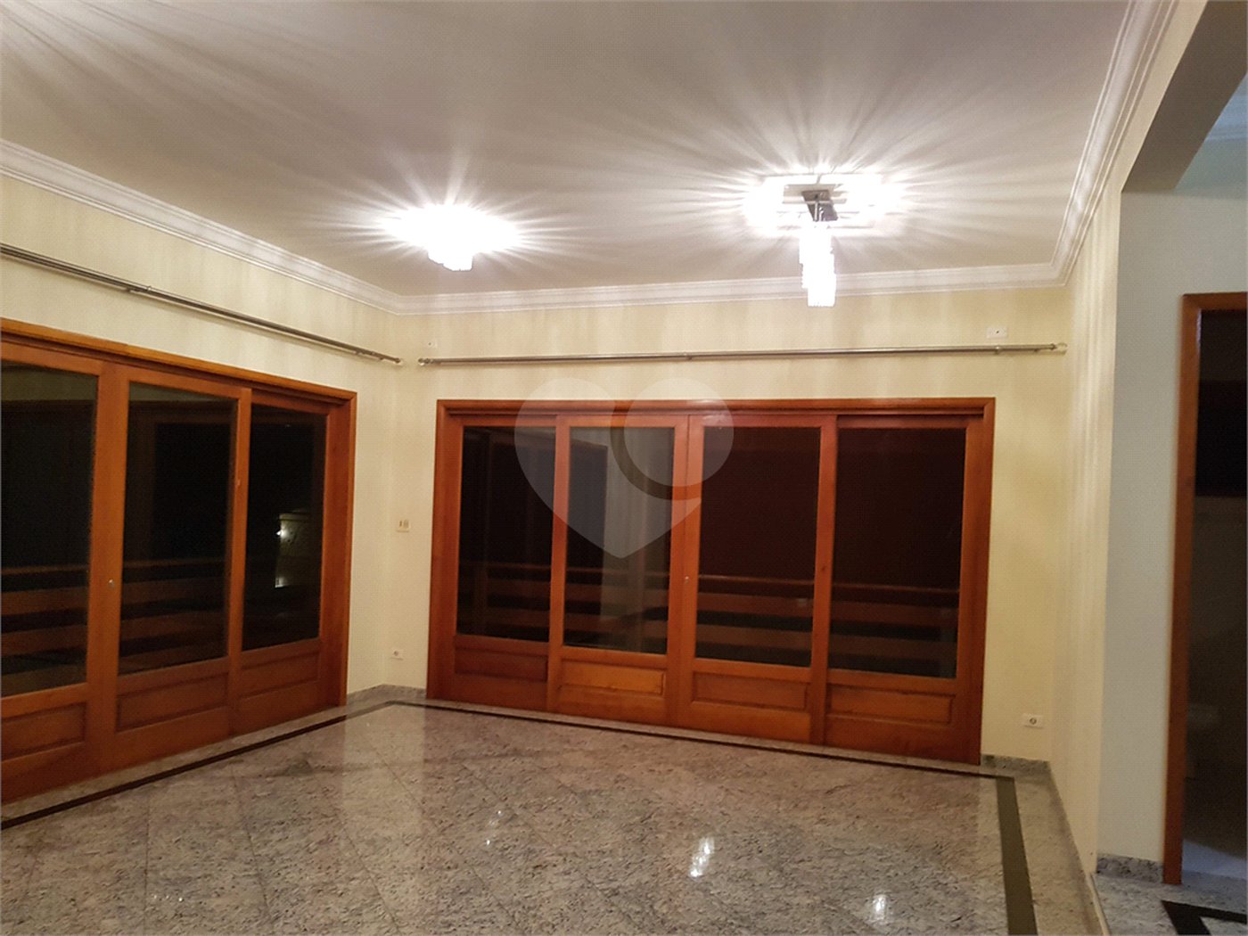 Casa à venda com 4 quartos, sendo 2 suítes, no condomínio Alpes da Cantareira, Mairiporã - SP