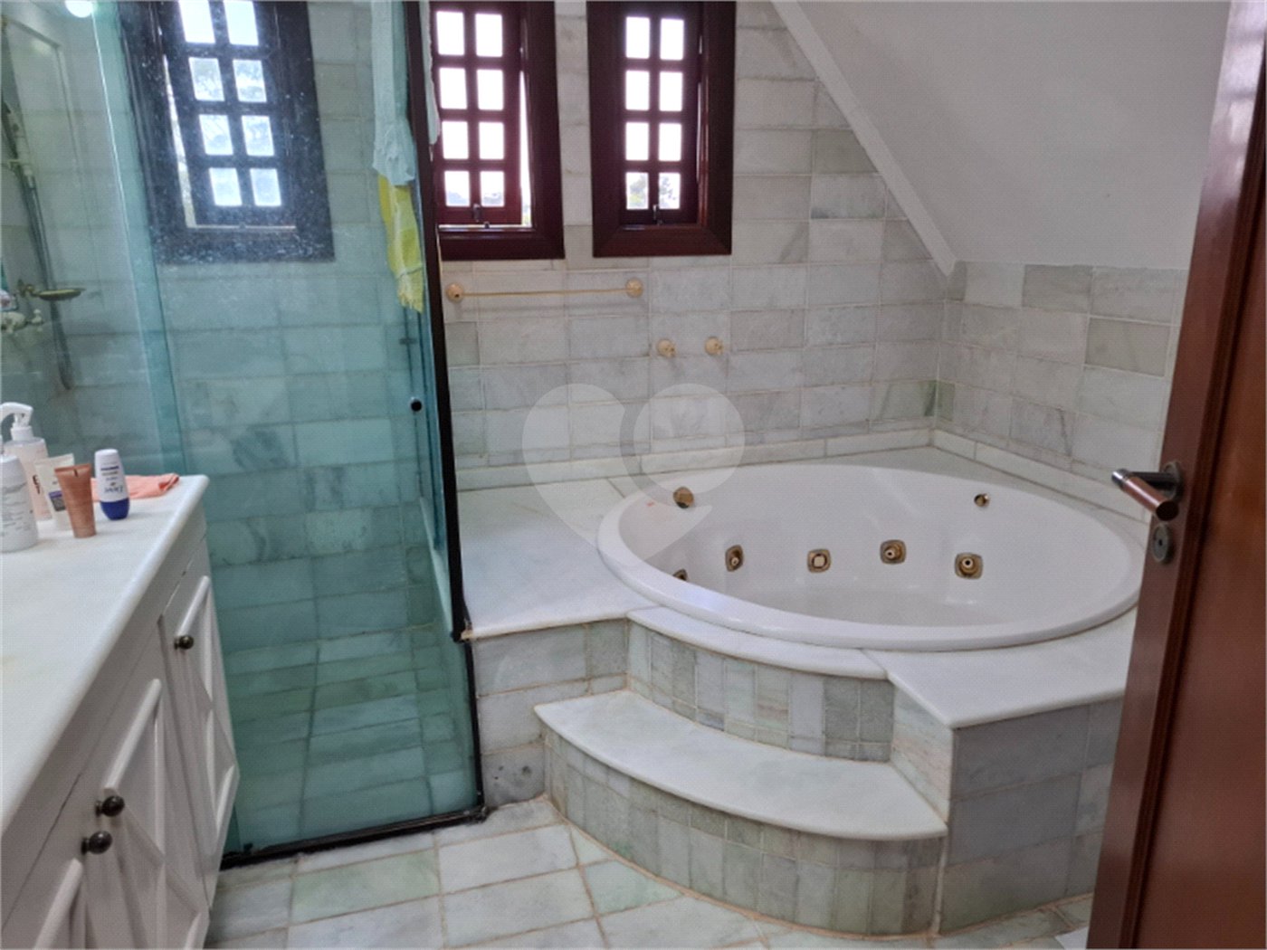 Sobrado à venda com 4 quartos, sendo 2 suítes,  em Jardim Leonor, São Paulo, SP