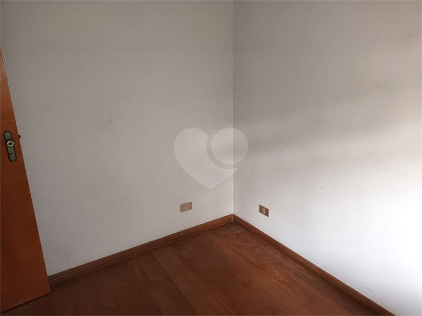 Casa à venda com 4 quartos, sendo 3 suítes, no condomínio Arujá 5, Arujá - SP