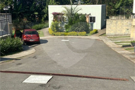 Casa à venda com 2 quartos no condomínio Carvalho Lagares, Poá - SP