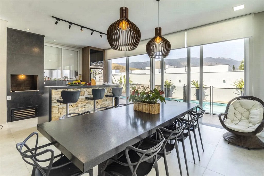Casa à venda com 4 suítes no condomínio Granville, Atibaia - SP