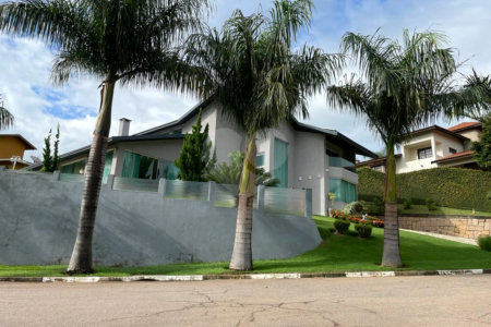 Casa à venda com 4 quartos, sendo 3 suítes, no condomínio Vila Hípica I, Vinhedo - SP