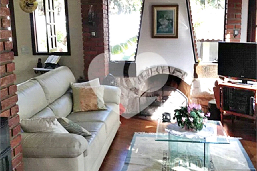 Casa à venda com 4 quartos, sendo 1 suíte, no condomínio Associação Reserva das Hortênsias, Mairiporã - SP