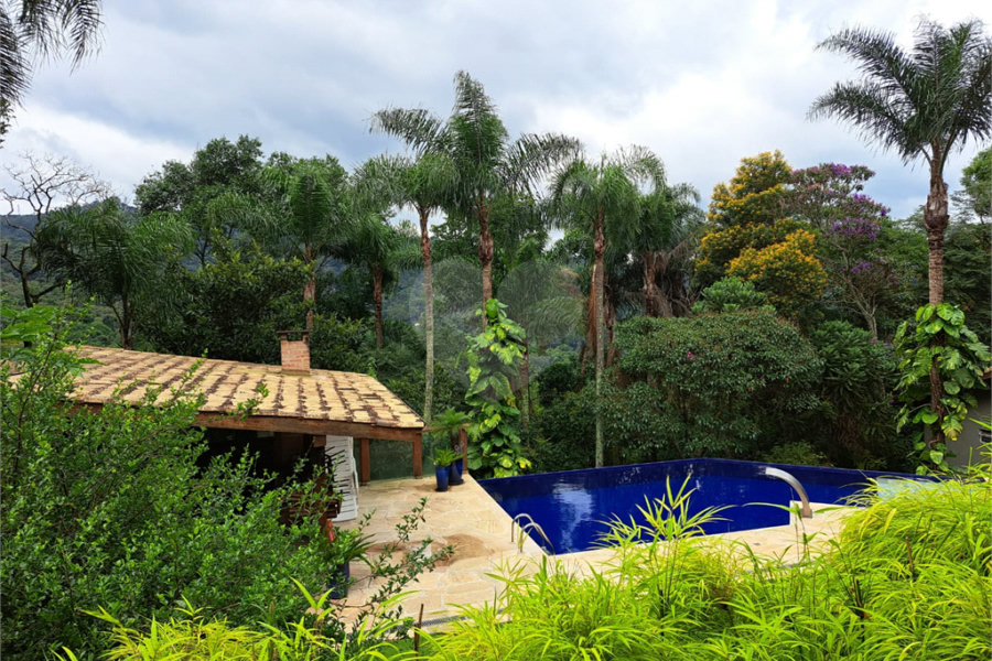 Casa à venda ou para alugar com 3 quartos, sendo 1 suíte,  no condomínio Parque Petrópolis 4 Secção, Mairiporã - SP