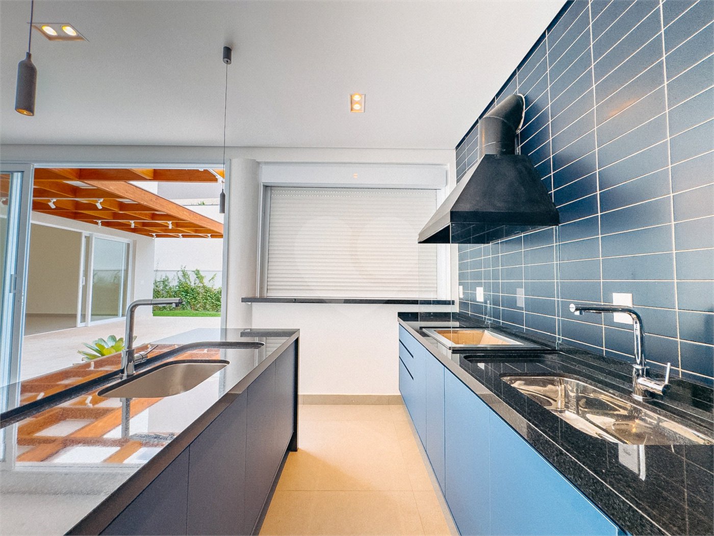 Casa à venda com 4 suítes no condomínio Villa dos Pinheiros, Indaiatuba - SP