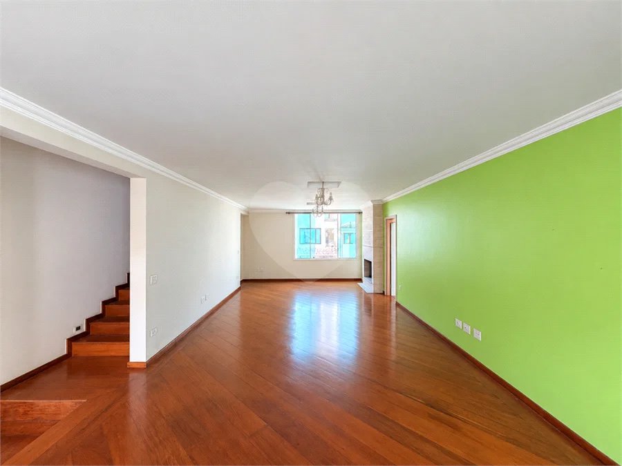 Casa à venda com 3 quartos, sendo 1 suíte, no condomínio Vila das Emboabas, São Paulo - SP