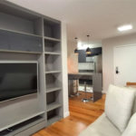Apartamento com dois dormitórios sendo um climatizado, com duas vagas de garagem.