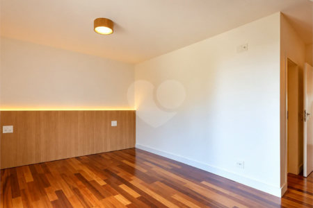Apartamento à venda com 4 quartos, sendo 1 suíte, em Alto da Boa Vista, São Paulo, SP