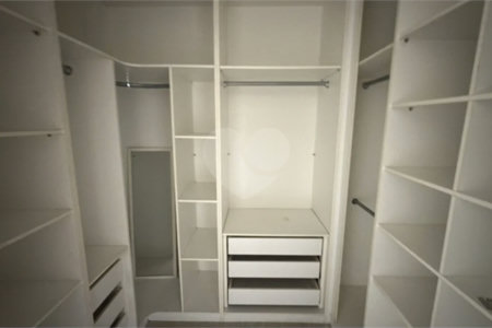 Apartamento de 155 m² com 4 dormitórios, varanda e 2 vagas de garagem. Condomínio com piscinas adulto, infantil e aquecida, lazer e portaria 24 horas.