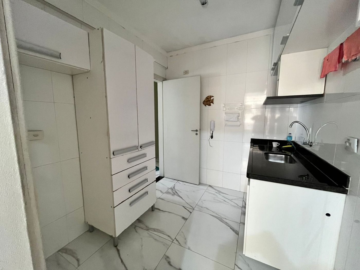 Apartamento 2 dormitórios com vaga de garagem lado praia na Enseada Guarujá