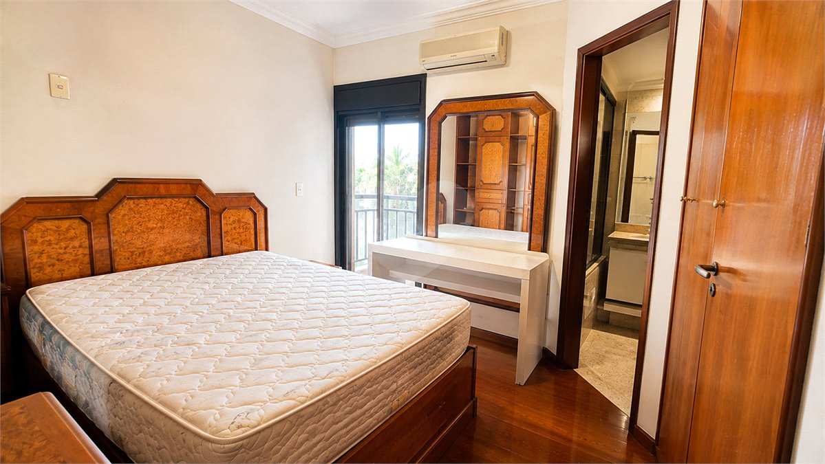 Apartamento à venda com 4 quartos, sendo 1 suíte, em Moema, São Paulo, SP