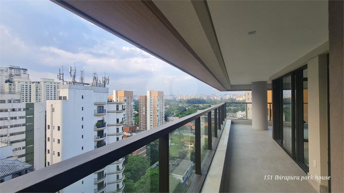 Apartamento à venda com 3 suítes em Moema, São Paulo, SP