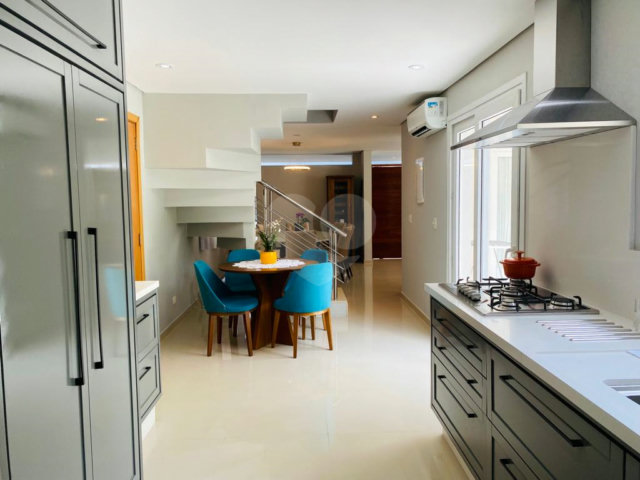 Casa à venda com 4 quartos, sendo 2 suítes,  no condomínio Residencial Vila Lagos, São Paulo - SP