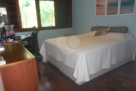 Casa à venda com 4 quartos, sendo 1 suíte,  em Interlagos, São Paulo, SP