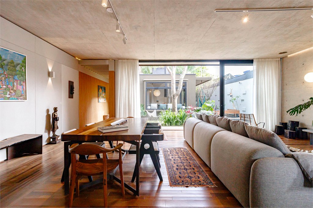 Casa à venda com 6 quartos, sendo 2 suítes,  em Santo Amaro, São Paulo, SP