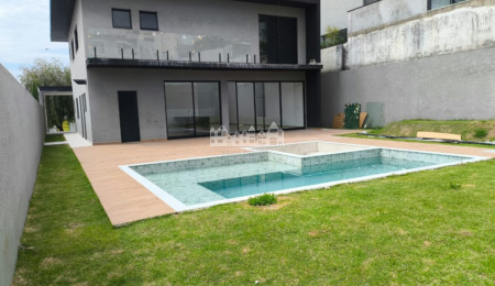 Casa à venda com 4 suítes no condomínio Figueira Garden, Atibaia - SP