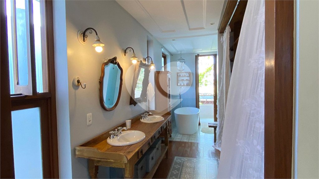 Casa à venda com 1 quarto, sendo 3 suítes, no Centro, Porto Seguro, BA